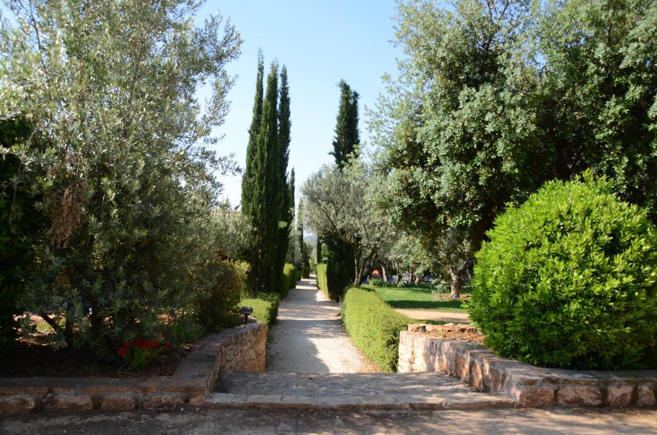 Kampaoh Alquezar Hotel Bagian luar foto